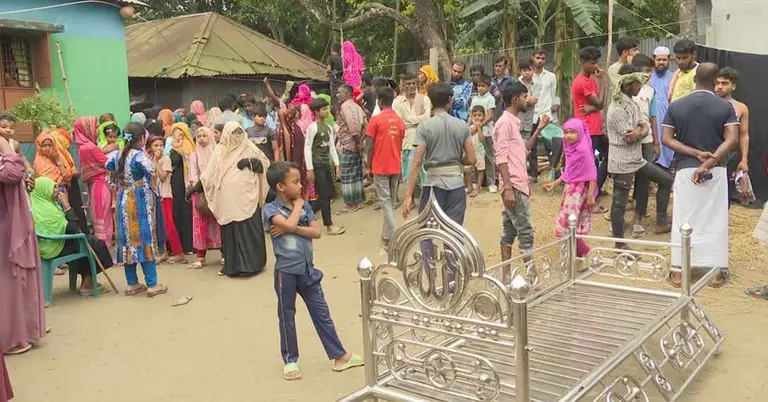 নিহত কৃষকের বাড়ি এলাকাবাসীর ভিড়